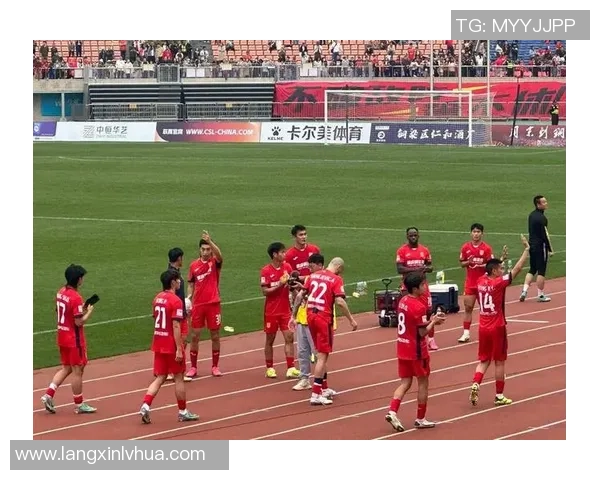 重庆足球队的拼搏之路：从艰辛起步到辉煌成就的真实记录