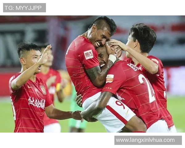 恒大与恒丰激战正酣谁能在这场巅峰对决中夺得冠军荣耀